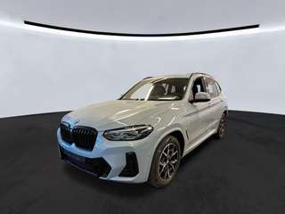 Schräge Frontansicht auf einen BMW X3 , freigestellt