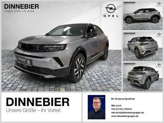 Schräge Frontansicht auf einen Opel Mokka , freigestellt