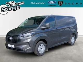 Schräge Frontansicht auf einen Ford Transit Custom , freigestellt