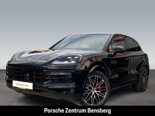 Schräge Frontansicht auf einen Porsche Cayenne , freigestellt