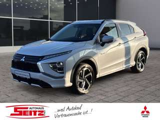 Schräge Frontansicht auf einen Mitsubishi Eclipse Cross , freigestellt
