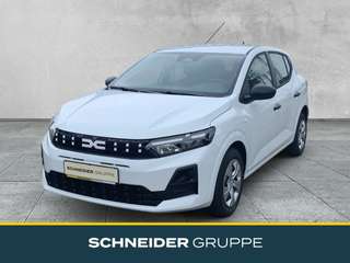 Schräge Frontansicht auf einen Dacia Sandero , freigestellt