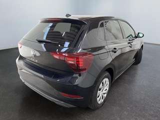 Schräge Frontansicht auf einen Volkswagen Polo , freigestellt