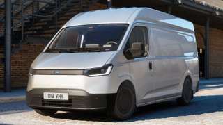 Schräge Frontansicht auf einen Ford Transit , freigestellt