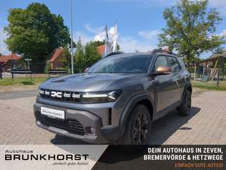 Schräge Frontansicht auf einen Dacia Duster , freigestellt