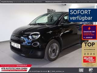 Schräge Frontansicht auf einen Fiat 500 , freigestellt