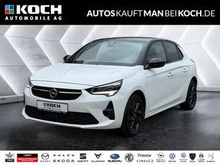 Schräge Frontansicht auf einen Opel Corsa , freigestellt