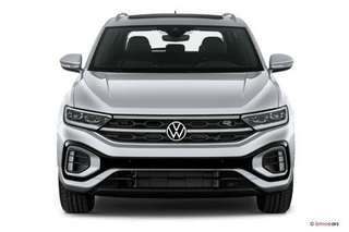 Schräge Frontansicht auf einen Volkswagen T-Roc , freigestellt