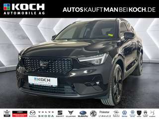 Schräge Frontansicht auf einen Volvo XC40 , freigestellt