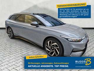 Schräge Frontansicht auf einen Volkswagen ID.7 , freigestellt