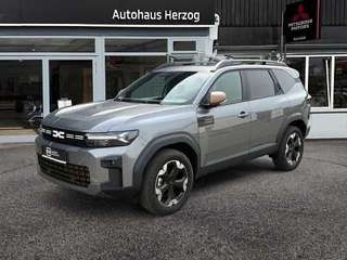 Schräge Frontansicht auf einen Dacia Bigster , freigestellt