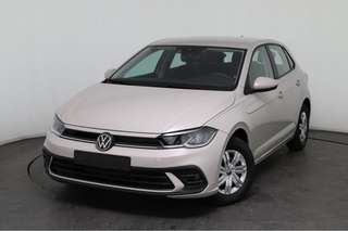 Schräge Frontansicht auf einen Volkswagen Polo , freigestellt