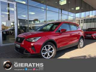 Schräge Frontansicht auf einen SEAT Arona , freigestellt