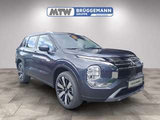 Schräge Frontansicht auf einen Mitsubishi Outlander , freigestellt