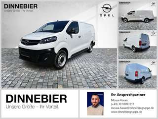 Schräge Frontansicht auf einen Opel Vivaro , freigestellt