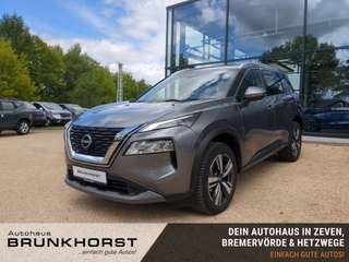 Schräge Frontansicht auf einen Nissan X-TRAIL , freigestellt