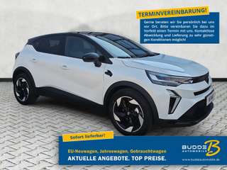 Schräge Frontansicht auf einen Renault Captur , freigestellt