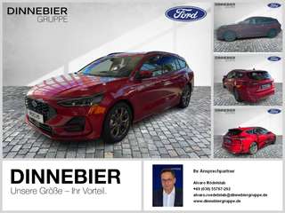 Schräge Frontansicht auf einen Ford Focus , freigestellt