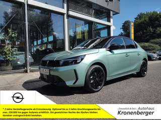 Schräge Frontansicht auf einen Opel Corsa , freigestellt