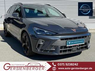 Schräge Frontansicht auf einen CUPRA Leon , freigestellt