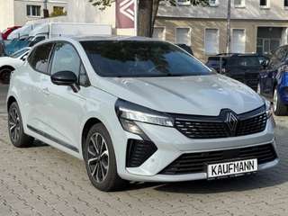 Schräge Frontansicht auf einen Renault Clio , freigestellt