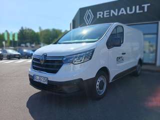 Schräge Frontansicht auf einen Renault Trafic , freigestellt