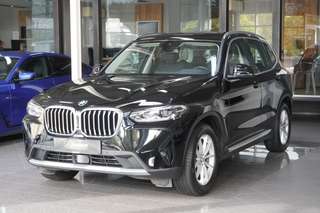 Schräge Frontansicht auf einen BMW X3 , freigestellt