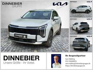 Schräge Frontansicht auf einen Kia Sportage , freigestellt