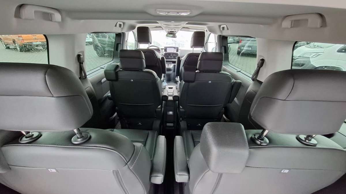 Fahrzeugbild eines Peugeot Traveller