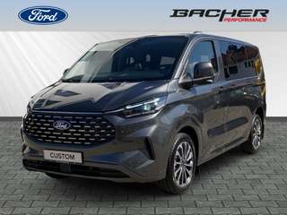 Schräge Frontansicht auf einen Ford Tourneo Custom , freigestellt