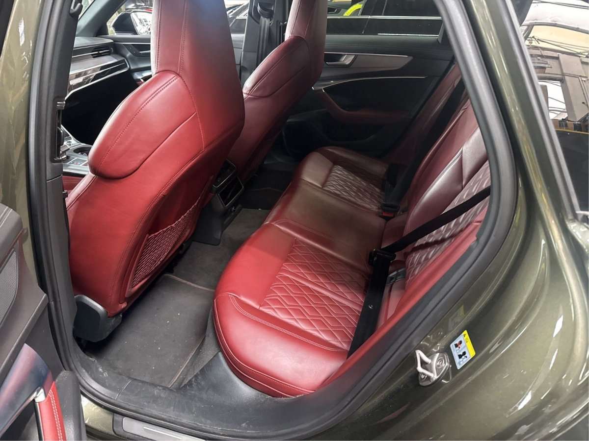Fahrzeugbild eines Audi S6