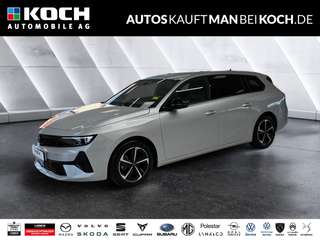 Schräge Frontansicht auf einen Opel Astra , freigestellt