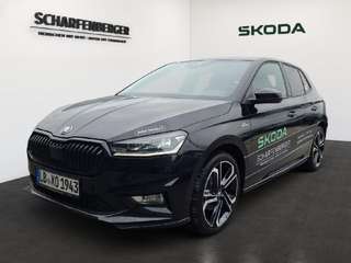 Schräge Frontansicht auf einen Skoda Fabia , freigestellt