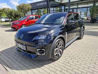 Schräge Frontansicht auf einen Renault 5 E-TECH , freigestellt