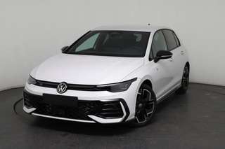Schräge Frontansicht auf einen Volkswagen Golf , freigestellt