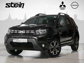 Schräge Frontansicht auf einen Dacia Duster , freigestellt