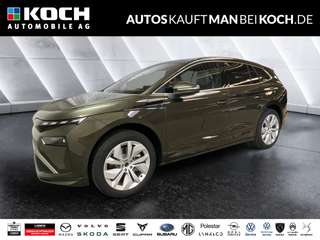 Schräge Frontansicht auf einen Skoda ENYAQ , freigestellt