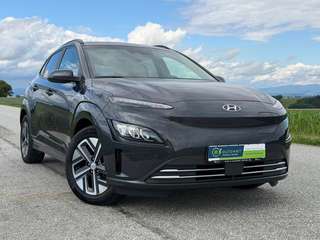 Schräge Frontansicht auf einen Hyundai Kona , freigestellt