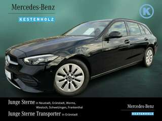 Schräge Frontansicht auf einen Mercedes-Benz C-Klasse , freigestellt
