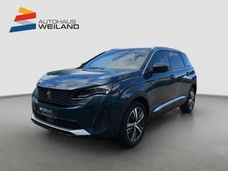 Schräge Frontansicht auf einen Peugeot 5008 , freigestellt