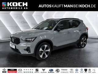 Schräge Frontansicht auf einen Volvo XC40 , freigestellt