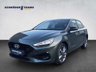 Schräge Frontansicht auf einen Hyundai i30 , freigestellt