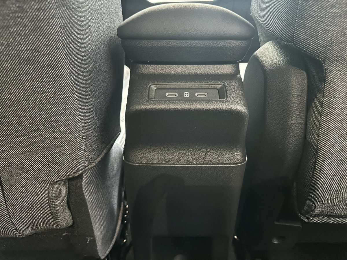 Fahrzeugbild eines Renault 4 E-TECH