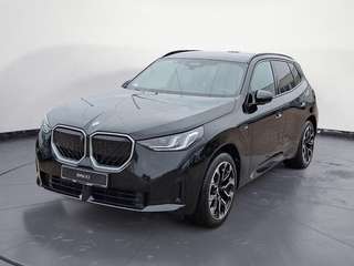 Schräge Frontansicht auf einen BMW X3 , freigestellt