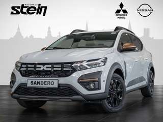 Schräge Frontansicht auf einen Dacia Sandero , freigestellt