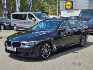 Schräge Frontansicht auf einen BMW 5er-Reihe , freigestellt