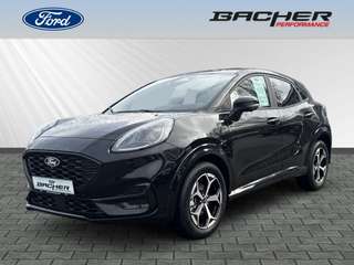 Schräge Frontansicht auf einen Ford Puma , freigestellt