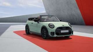 Schräge Frontansicht auf einen MINI COOPER , freigestellt