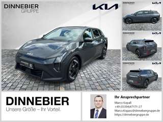 Schräge Frontansicht auf einen Kia EV4 , freigestellt