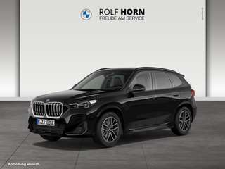 Schräge Frontansicht auf einen BMW X1 , freigestellt